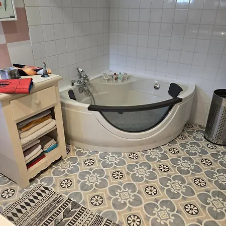 Chalet Piscine Chauffee Et Couverte *